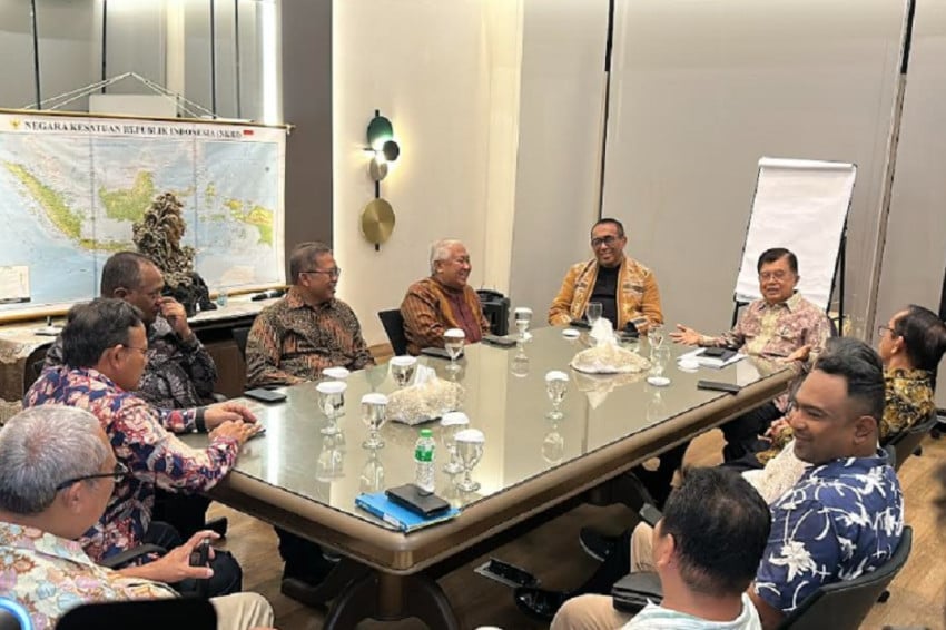 Sejumlah tokoh lintas agama mendatangi rumah mantan Wapres Jusuf Kalla di Jalan Brawijaya IV No 12, Kebayoran Baru, Jakarta Selatan, Kamis malam (23/4/2026). Foto/Ari Sandita