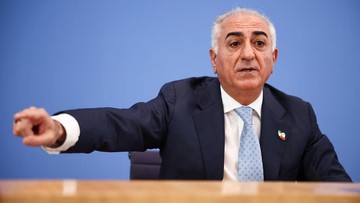 Reza Pahlavi saat menggelar konferensi pers di House of the Bundespressekonferenz di Berlin, Jerman (REUTERS/Liesa Johannssen)