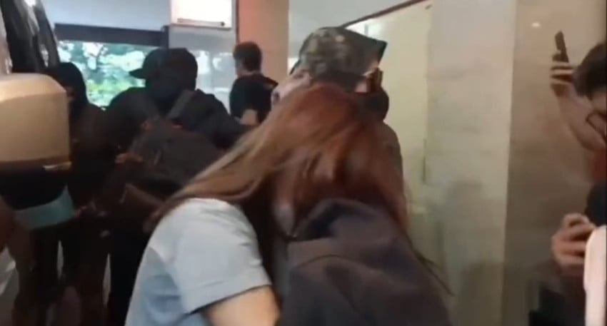 Istri dan anak Koh Erwin tak berbicara kepada awak media setelah ditangkap penyidik Direktorat Tindak Pidana Narkoba Bareskrim Polri.  Foto/Puteranegara