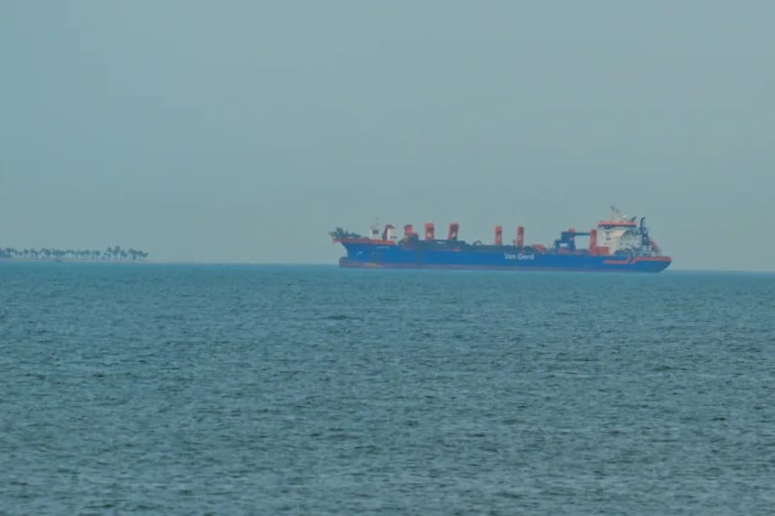 Kapal-kapal komersial berlabuh di lepas pantai Uni Emirat Arab karena gangguan navigasi di Selat Hormuz, Dubai pada 2 Maret 2026. Foto/Anadolu Agency