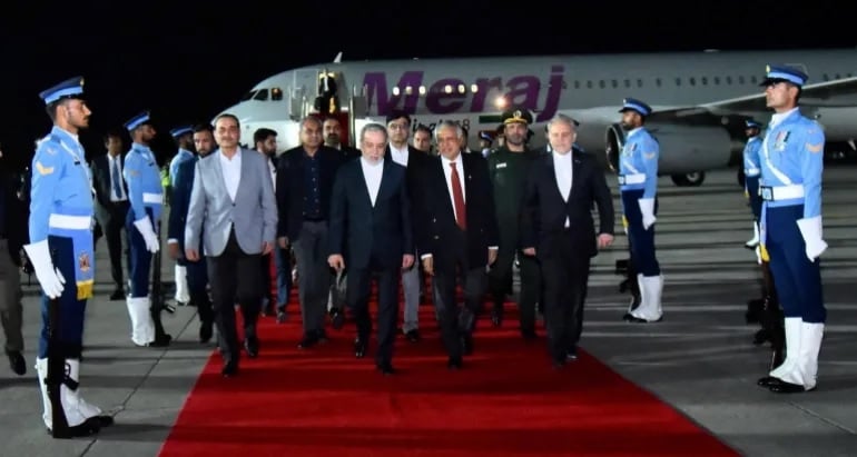 Menlu Iran Abbas Araghchi (tengah) berjalan bersama Menlu Pakistan Mohammad Ishaq Dar dan Kepala Angkatan Darat Pakistan Marsekal Lapangan Asim Munir, saat kedatangannya di Pakistan pada Jumat malam. Foto/Kementerian Informasi Pakistan