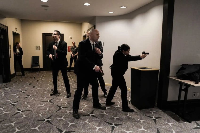 Para agen Secret Sevice mengevakuasi Presiden AS Donald Trump dan Ibu Negara Melania Trump secara dramatis setelah acara White House Correspondents’ Dinner di Washington Hilton Hotel ditembaki. Foto/Salwan George/The New York Times