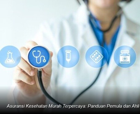 Konsultan keuangan profesional sedang menjelaskan dokumen polis asuransi kesehatan kepada sepasang suami istri muda dengan ekspresi wajah tenang dan yakin.