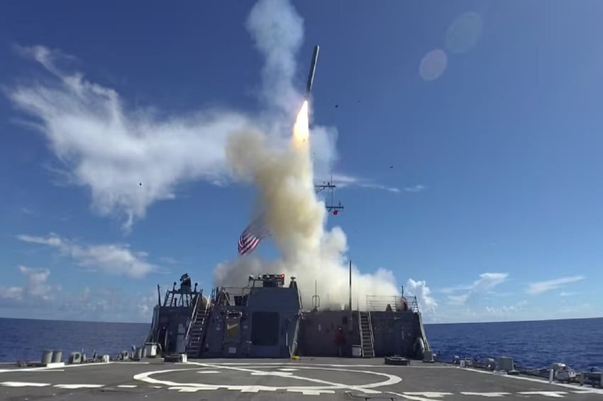 AS habiskan 50 persen stok rudal termahalnya dalam perang 40 hari melawan Iran. AS dalam bahaya jika perang melawan China pecah. Foto/US Navy/MC2 Taylor DiMartino