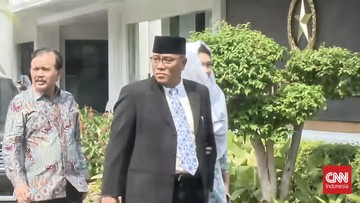 Aktivis buruh Mohammad Jumhur Hidayat tiba di Istana Kepresidenan di tengah isu reshuffle atau perombakan kabinet. CNNIndonesia TV