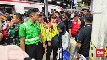Korban meninggal dan terluka usai tabrakan KRL dan KA jarak jauh di Bekasi Timur. (CNN Indonesia/Safir Makki)