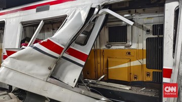 Petugas masih evakuasi enam hingga tujuh orang yang terjepit gerbong KRL. (CNN Indonesia/ Safir Makki)