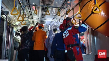 Wakil Ketua DPR Ri Sufmi Dasco Ahmad menyebut ada 29 penumpang KRL yang berhasil dievakuasi dan diabawa ke rumah sakit terdekat. (CNN Indonesia/Safir Makki)