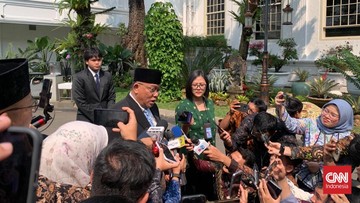 Tokoh buruh Jumhur Hidayat dilantik Presiden Prabowo Subianto jadi Menteri Lingkungan Hidup. (CNN Indonesia/M. Naufal)