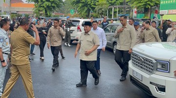 Prabowo menjenguk korban kecelakan kereta yang dirawat di RSUD Bekasi. (Arsip Istimewa)
