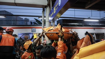 Petugas mengevakuasi korban kecelakaan KRL Commuterline yang bertabrakan dengan KA Argo Bromo Anggrek relasi Gambir-Surabaya Pasar Turi di Stasiun Bekasi Timur, Bekasi, Jawa Barat, Selasa (28/4/2026). (ANTARA FOTO/Dhemas Reviyanto)