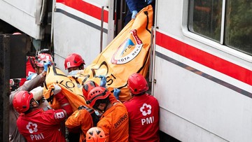 Rumah Sakit Polri Kramat Jati menerima total 10 kantung jenazah korban kecelakaan Kereta Api Argo Bromo Anggrek vs KRL di Stasiun Bekasi Timur. (REUTERS/Willy Kurniawan)