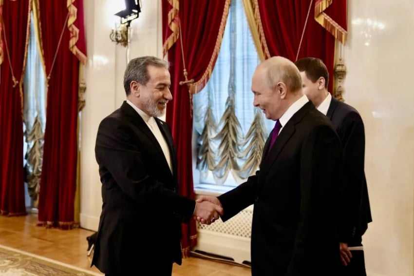 Menlu Iran Abbas Araghchi (kiri) bertemu Presiden Rusia Vladimir Putin (kanan) di St. Petersburg, Rusia pada 27 April 2026. Foto/Kementerian Luar Negeri Iran/Anadolu Agency