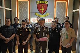 Kepala Kejaksaan Tinggi (Kejati) Lampung Danang Suryo Wibowo (tengah depan) beserta jajaran memberikan keterangan pers terkait penahanan mantan Gubernur Lampung Arinal Djunaidi di Kantor Kejati Lampung, Lampung, Selasa (28/4/2026). Kejati Lampung menahan dan menetapkan Arinal Djunaidi sebagai tersangka perkara dugaan tindak pidana korupsi terhadap pengelolaan dana partisipatif interest 10 persen atau dana PI di Wilayah Kerja (WK) Offshore South East Sumatera (OSES) yang dikelola oleh PT Lampung Energi Berjaya (LEB). ANTARA FOTO/Ardiansyah/wsj.