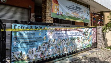 Lokasi penitipan anak atau daycare Little Aresha yang disegel polisi di Umbulharjo, Yogyakarta. (AFP/DEVI RAHMAN)