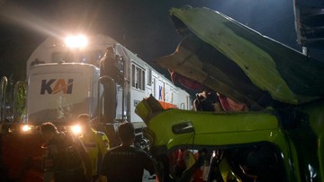 Petugas mengevakuasi lokomotif kereta api pascainsiden kecelakaan dengan truk di perlintasan sebidang JPL 190 Sananwetan, Kota Blitar, Jawa Timur, Selasa (28/4/2026) malam. (Foto: ANTARA FOTO/Irfan Anshori)