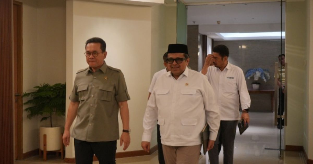 Kepala BPJPH dan Mendag Budi Santoso mengadakan pertemuan untuk membahas implementasi kewajiban sertifikasi halal untuk produk ekspor dan impor. foto: BPJPH