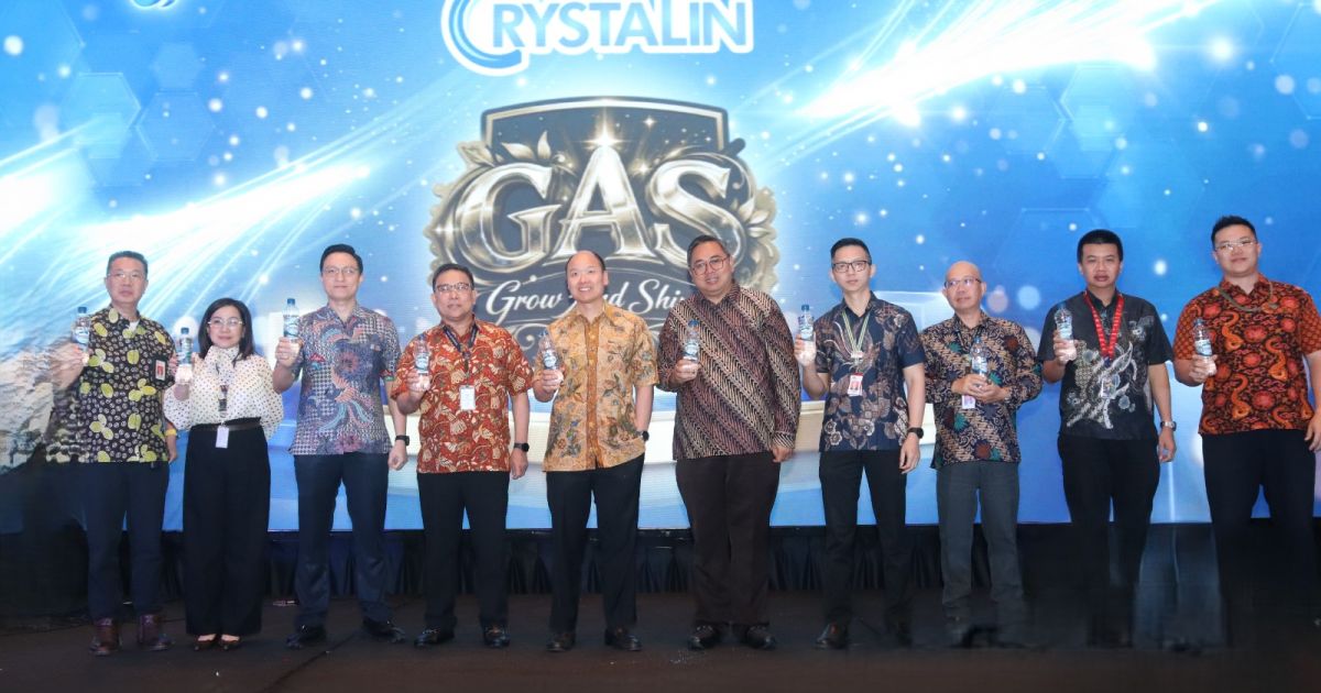Jajaran manajemen OT Group secara simbolis meluncurkan Crystalin 8+ pada April 2026 di Jakarta, menandai komitmen perusahaan dalam menghadirkan inovasi hidrasi berkualitas bagi masyarakat Indonesia. [Foto: ist]
