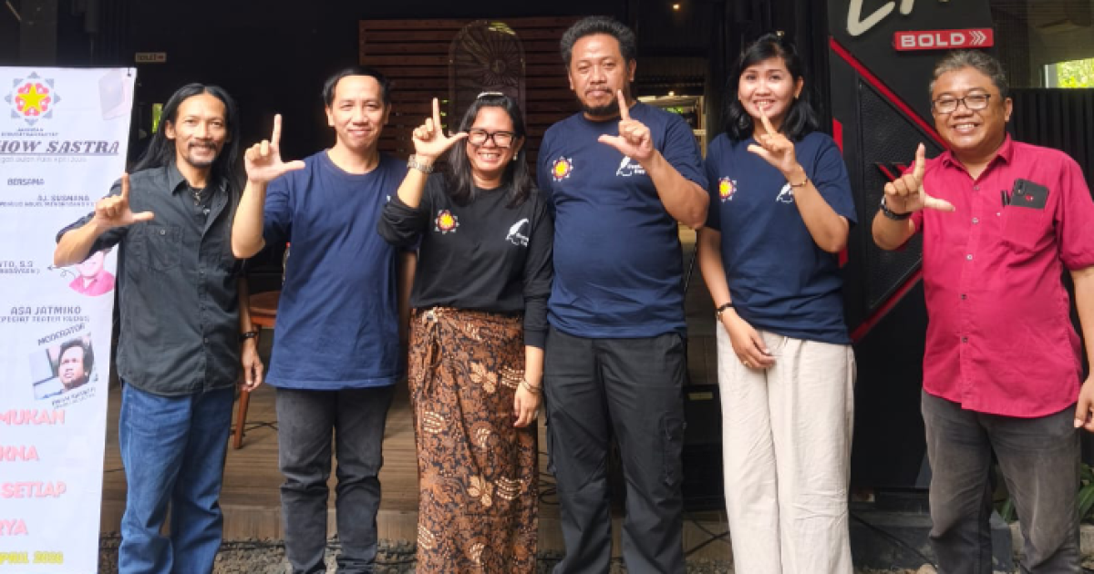 Ketum JAKER, Annisa (tengah), bersama AJ Susmana didamping pengurus JAKER Kudus usai menggelar talkshow Sastra untuk Negeri di Kudus, Jawa Tengah.
