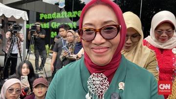 Menteri PPPA minta maaf usai melontarkan usul gerbong laki-laki ke ujung KRL usai kecelakaan maut. (CNN Indonesia/Kayla Nabima)