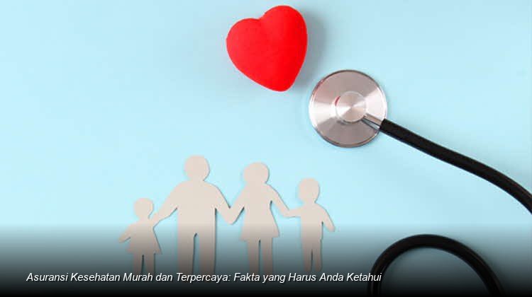 Konsultan keuangan profesional sedang menjelaskan dokumen polis asuransi kesehatan kepada sepasang suami istri muda di meja kantor yang rapi.