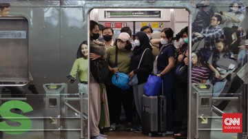 Mobilitas masyarakat saat pulang kerja di Stasiun Manggarai, Jakarta, beberapa waktu lalu. (CNN Indonesia/Adhi Wicaksono)