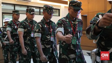 Suasana sidang pembacaan dakwaan kasus penyiraman air keras terhadap Wakil Koordinator KontraS Andrie Yunus dengan terdakwa Kapten Nandala Dwi Prasetia, Serda Edi Sudarko, Lettu Budhi Hariyanto dan Lettu Sami Lakka di Pengadilan Militer II-08, Jakarta. Rabu (29/4). (CNN Indonesia)