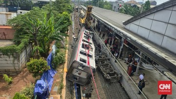 KNKT mengusut dugaan permasalahan sinyal yang menjadi penyebab kecelakaan maut antara Kereta Api Argo Bromo Anggrek dengan KRL di Bekasi Timur. CNN Indonesia/Taufiq Hidayatullah