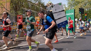 Aksi Jordan Adams saat berlari menggendong kulkas di London Marathon. (Foto: SOPA Images/LightRocket via Gett/SOPA Images)