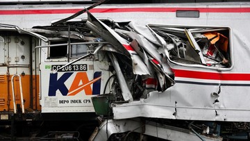 Korban selamat kereta tabrakan di Bekasi Timur jalani rontgen.( REUTERS/Willy Kurniawan)