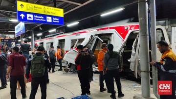 Kereta jarak jauh (KAJJ) dan kereta rel listrik (KRL) Commuter Line tabrakan di Stasiun Bekasi Timur, Jawa Barat, Senin (27/4). (CNN Indonesia/Safir Makki).