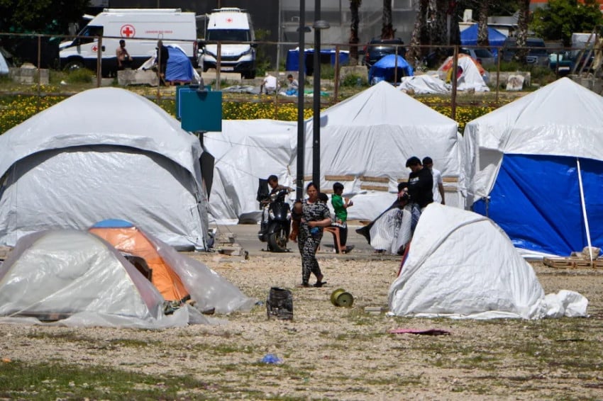 Warga Lebanon yang mengungsi dan tinggal di tenda-tenda terlihat di daerah Raouche di Beirut, Lebanon pada 13 April 2026. Foto/Houssam Shbaro/Anadolu Agency