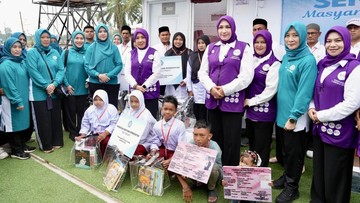 Kunjungan Ketum TP Posyandu dan TP PKK, Tri Tito Karnavian, ke huntara di Desa Tanjung Dalam Selatan, Langkahan, Aceh Utara, Rabu (29/4). (Foto: Arsip Kemendagri)