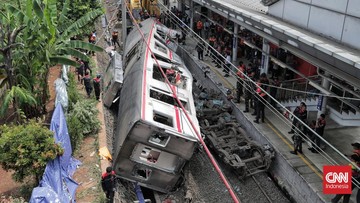 Polisi dan KNKT usut kasus kecelakaan maut di Bekasi Timur. (CNN Indonesia/Adhi Wicaksono)