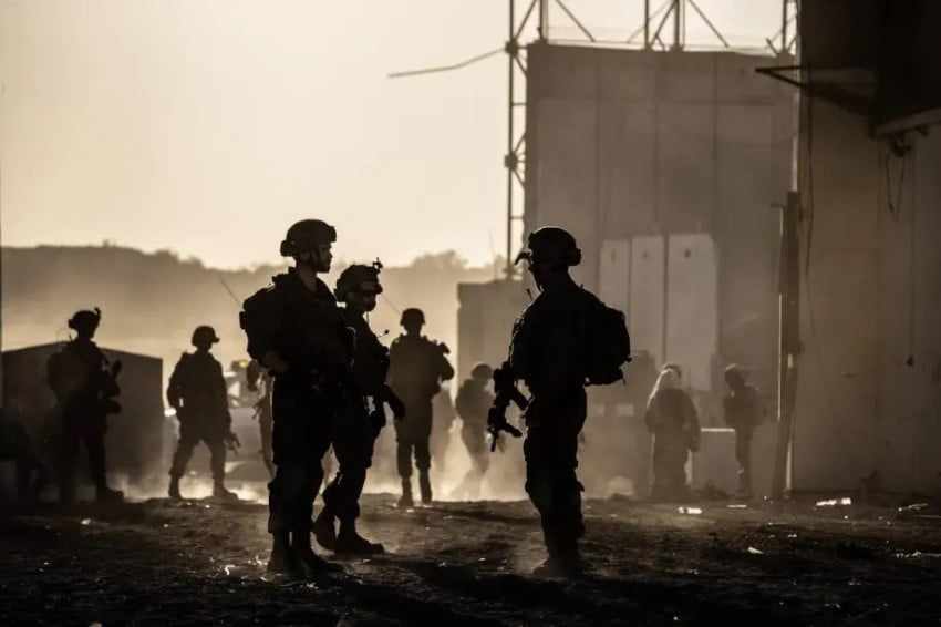 Tentara Israel di perbatasan Erez dengan senjata berat dan kendaraan militer di Erez, Israel pada 29 Februari 2024. Foto/Mostafa Alkharouf/Anadolu Agency