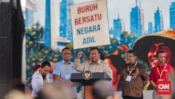 Presiden RI Prabowo Subianto berbicara di panggung May Day Fiesta 2026 di Monas. (CNN Indonesia/Adhi Wicaksono)