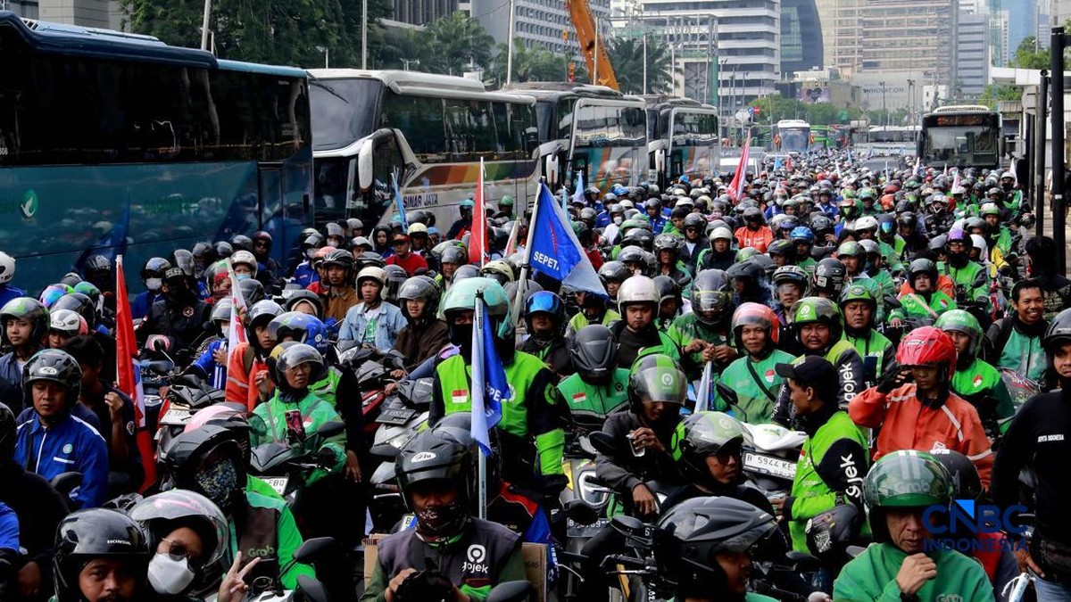 Foto: Ratusan Ojek Online dan buruh mengendarai motor untuk menghadiri Peringatan Hari Buruh Internasional di Monumen Nasional (Monas), Jakarta, Jumat (1/5/2026). (CNBC Indonesia/Muhammad Sabki)