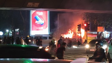 Massa demo membakar pos polisi di Bandung, Jumat, 1 Mei 2026 (dok.detikJabar)