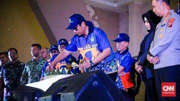 Wali Kota Medan potong tumpeng disaksikan jajaran muspida di kota Medan dan massa buruh pada peringatan hari buruh internasional (May Day) 2026. (CNN Indonesia/Farida)