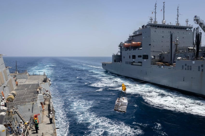 USNS Wally Schirra (T-AKE 8) mengisi bahan bakar kapal perusak rudal berpemandu USS Delbert D. Black (DDG 119) saat berada di laut. Pengisian bahan bakar di tengah laut memungkinkan kapal-kapal Angkatan Laut AS menerima bahan bakar, makanan, amunisi, dan