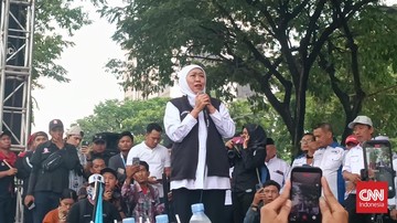 Gubernur Jatim Khofifah Indar Parawansa berbicara di depan massa buruh aksi May Day 2026, Surabaya, Jumat (1/6). (CNNIndonesia/Farid)