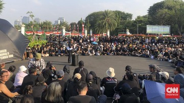 Ilustrasi. Para aktivis HAM dan jaringan solidaritas yang rutin melakukan Aksi Kamisan di seberang Istana Kepresidenan Jakarta. (CNN Indonesia/ Ramadhan Rizki)