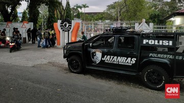 Kendaraan taktis polisi di Universitas Negeri Makassar (UNM) saat melakukan pengamanan peringatan Hari Pendidikan Nasional (Hardiknas) di Makassar, Sulawesi Selatan, Sabtu (2/5/2026). (CNNIndonesia/Ilham)