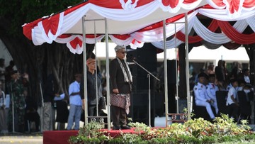 Upacara Hardiknas 2026 dipimpin langsung oleh Menteri Pendidikan Dasar dan Menengah (Mendikdasmen) Abdul Mu'ti, yang hadir mengenakan pakaian adat khas Banyuwangi. Arsip Kementerian Pendidikan Dasar dan Menengah
