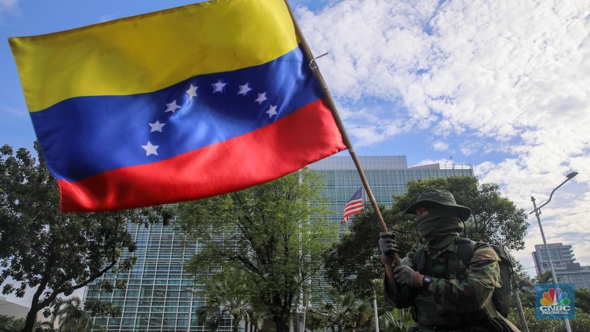 Foto: Massa aksi solidaritas untuk Venezuela melakukan demonstrasi di depan Kedubes Amerika Serikat (AS), Jalan Medan Merdeka Selatan, Jakarta, Selasa (6/1/2025). (CNBC Indonesia/Faisal Rahman)