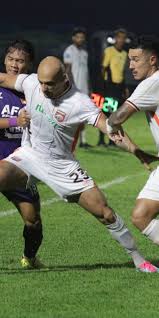 Pesepak bola Borneo FC Samarinda Westherley Garcia Nogueira (tengah) dan Juan Felipe Villa Ruiz (kanan) berebut bola dengan pesepak bola Persik Kediri I Gusti Made Rendy Sanjaya (kiri) pada pertandingan BRI Super League 2025/2026 di Stadion Brawijaya, Kota Kediri, Jawa Timur, Rabu (29/4/2026). Tim tamu Borneo FC Samarinda menang atas tuan rumah Persik Kediri dengan skor 0-1. ANTARA FOTO/Prasetia Fauzani/kye