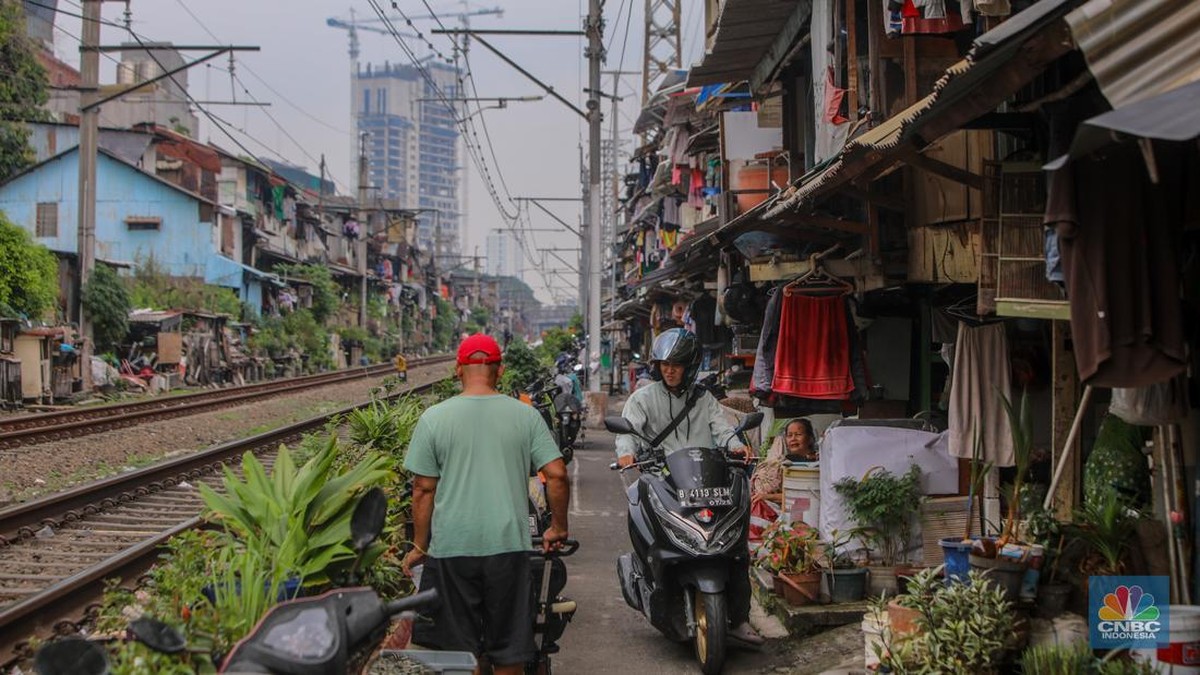 Foto: Suasana aktivitas warga pada permukiman kumuh yang berdekatan dengan rel kereta di Jakarta, Senin (2/6/2025). (CNBC Indonesia/Faisal Rahman)