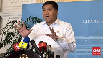 Foto Maruarar Sirait. Menteri PKP Maruarar Sirait meninjau penerima bantuan BSPS di Surabaya, Jawa Timur, pada Minggu (3/5). (CNN Indonesia/ Dela Naufalia)