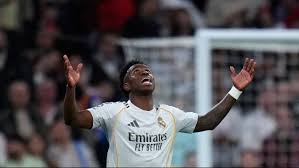 Penyerang Real Madrid, Vinicius Junior, merayakan golnya dalam laga melawan Benfica di Santiago Bernabeu, Kamis (26/2/2026) dini hari WIB. Dalam pertandingan itu, Real Madrid menang 2-1. (Sumber: AP Photo/Manu Fernandez)