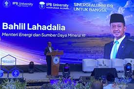 Menteri Energi dan Sumber Daya Mineral (ESDM) Bahlil Lahadalia berbicara dalam acara Himpunan Alumni IPB di Jakarta, Sabtu (2/5/2026). (ANTARA/Shofi Ayudiana)
